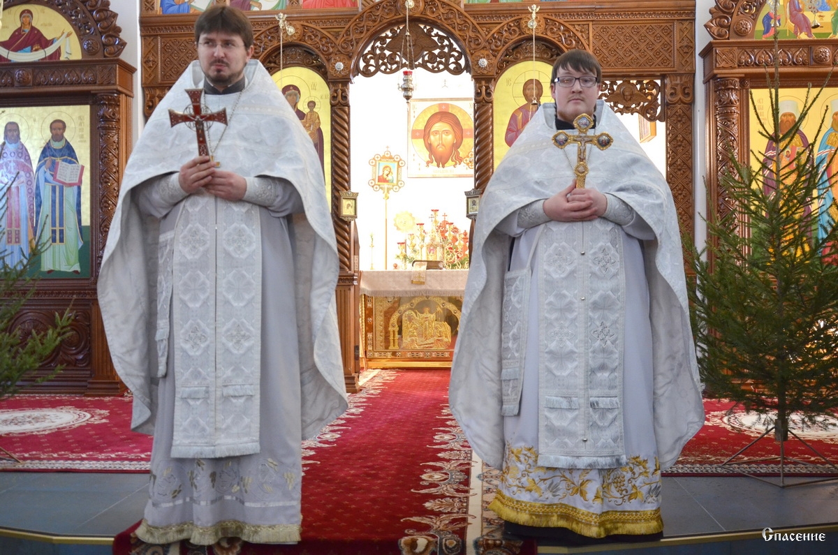 В праздник Рождества Христова духовенство Воскресенского кафедрального собора г. Борисова совершило две Божественные литургии
