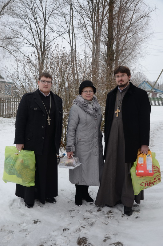 Священники с гостинцами посетили «социальные койки» в Холхолице
