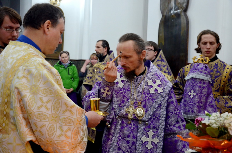 В канун недели Крестопоклонной епископ Вениамин возглавил Всенощное бдение в Борисовском Воскресенском кафедральном соборе