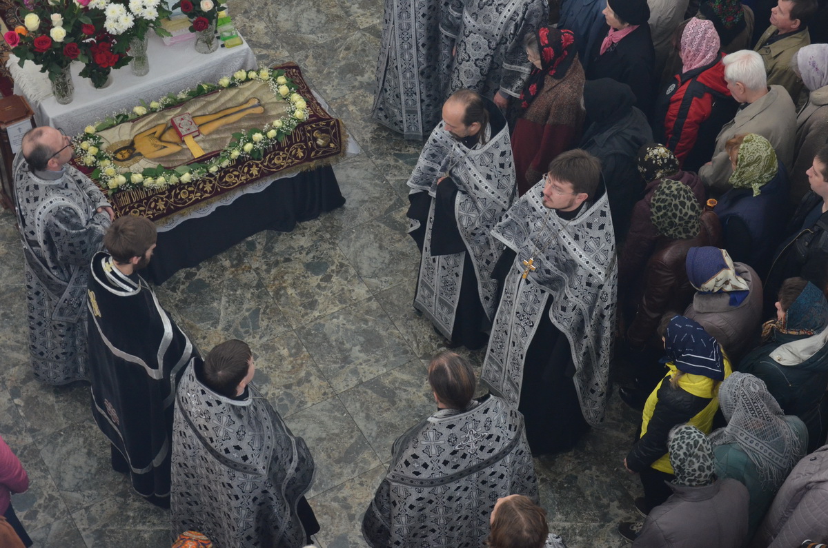 В Великий Пяток духовенство совершило вечерню с выносом Плащаницы и утреню с чином погребения