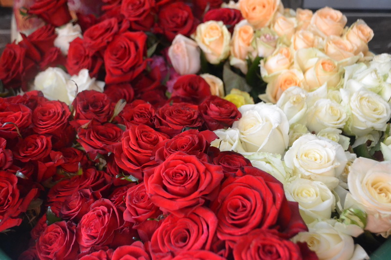Священники раздавали розы на праздник святых жён-мироносиц