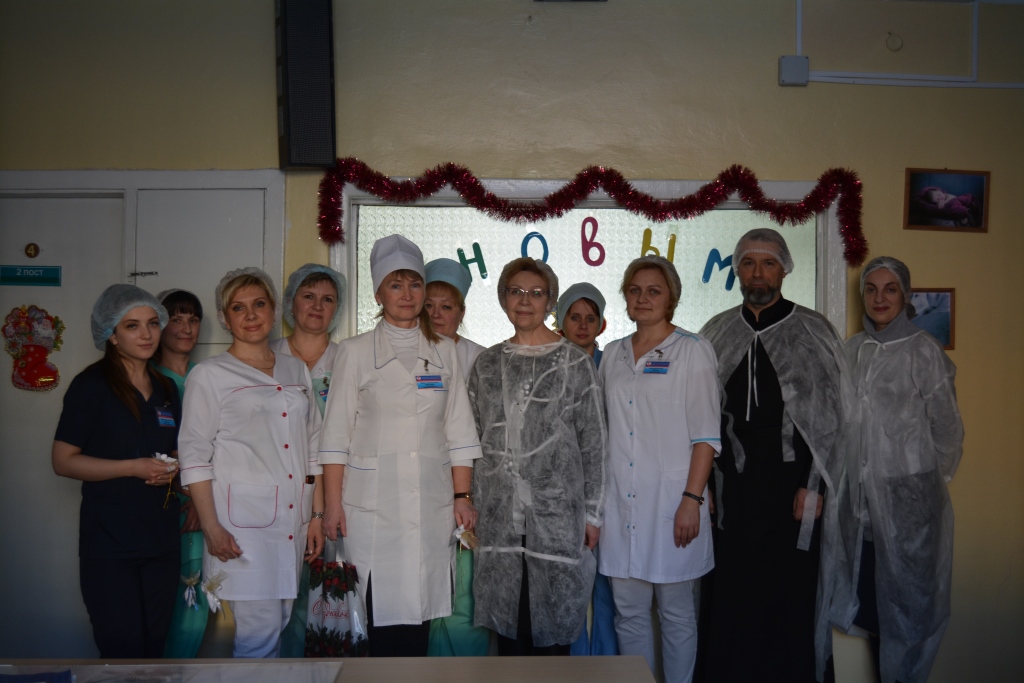 Волонтеры движения «Воскресение» поздравили коллектив инфекционного отделения патологии новорожденных с Рождеством Христовым