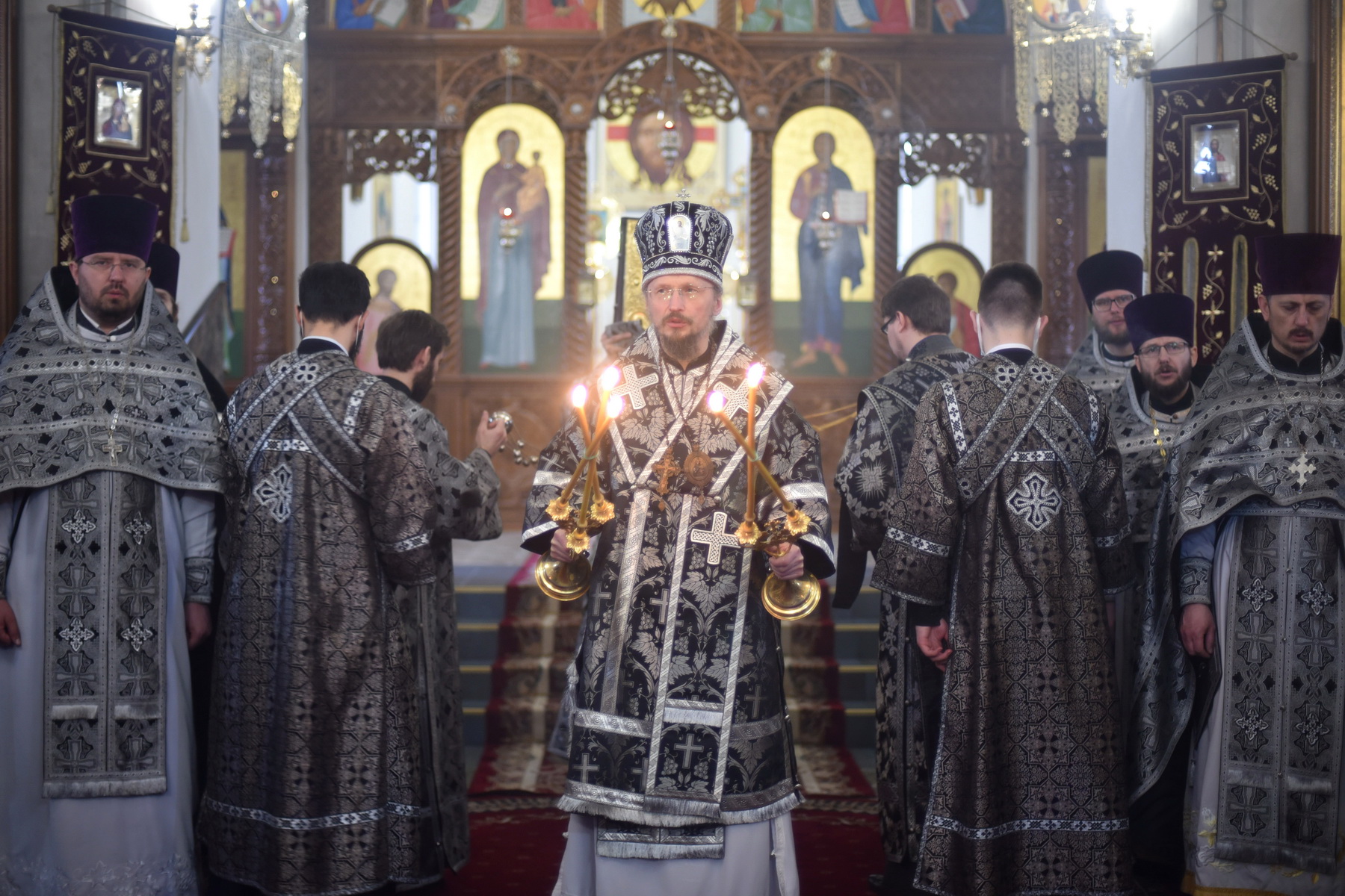 В Великую Среду Патриарший Экзарх совершил Литургию Преждеосвященных Даров в кафедральном соборе Воскресения Христова г. Борисова