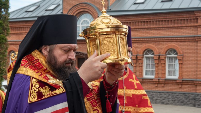 В СОБОР ПРИНЕСЕН КОВЧЕГ С ЧАСТИЦЕЙ МОЩЕЙ БЛАЖЕННОЙ МАТРОНЫ МОСКОВСКОЙ