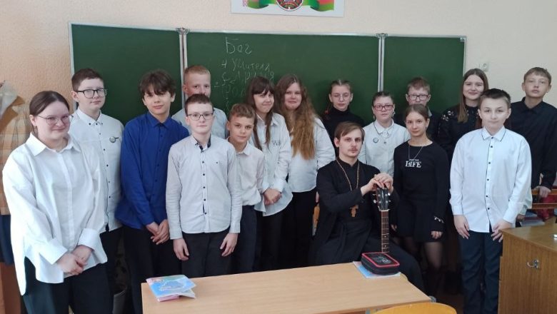 СВЯЩЕННИК ПОСЕТИЛ ШКОЛУ