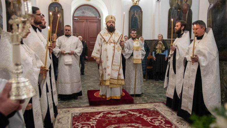В КАНУН НЕДЕЛИ 33-Й ПО ПЯТИДЕСЯТНИЦЕ АРХИЕРЕЙ СОВЕРШИЛ ВСЕНОЩНОЕ БДЕНИЕ