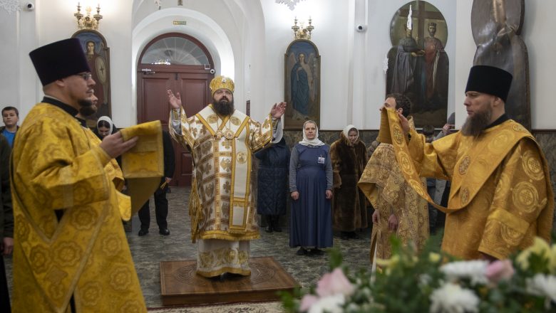 В НОВОГОДНЮЮ НОЧЬ АРХИЕРЕЙ СОВЕРШИЛ ЛИТУРГИЮ В КАФЕДРАЛЬНОМ СОБОРЕ