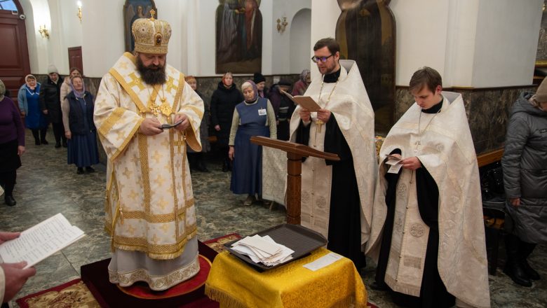 В КАНУН ВСЕЛЕНСКОЙ РОДИТЕЛЬСКОЙ СУББОТЫ ЕПИСКОП АМВРОСИЙ СОВЕРШИЛ ВЕЧЕРНЕЕ БОГОСЛУЖЕНИЕ С ПАРАСТАСОМ