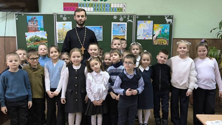 ВСТРЕЧА СВЯЩЕННИКА С ПЕРВОКЛАШКАМИ