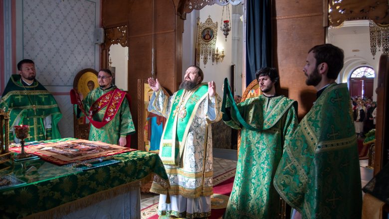 В ВЕРБНОЕ ВОСКРЕСЕНЬЕ ЕПИСКОП АМВРОСИЙ ВОЗГЛАВИЛ ТОРЖЕСТВЕННОЕ БОГОСЛУЖЕНИЕ В БОРИСОВСКОМ КАФЕДРАЛЬНОМ СОБОРЕ