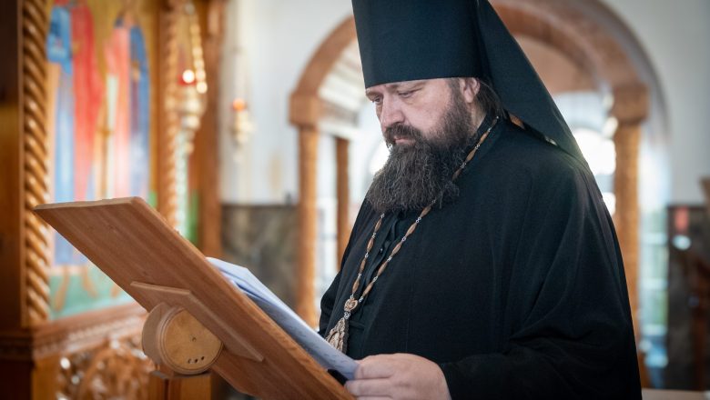 В КАНУН ВЕЛИКОГО ПОНЕДЕЛЬНИКА АРХИЕРЕЙ МОЛИЛСЯ ЗА ВЕЧЕРНИМ БОГОСЛУЖЕНИЕМ