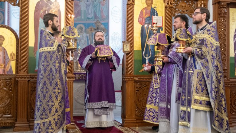 В ВЕЛИКИЙ ЧЕТВЕРТОК АРХИЕРЕЙ СОВЕРШИЛ ЛИТУРГИЮ В КАФЕДРАЛЬНОМ СОБОРЕ
