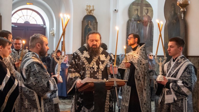 ЕПИСКОП АМВРОСИЙ СОВЕРШИЛ УТРЕНЮ ВЕЛИКОГО ПЯТКА С ЧТЕНИЕМ ДВЕНАДЦАТИ СТРАСТНЫХ ЕВАНГЕЛИЙ