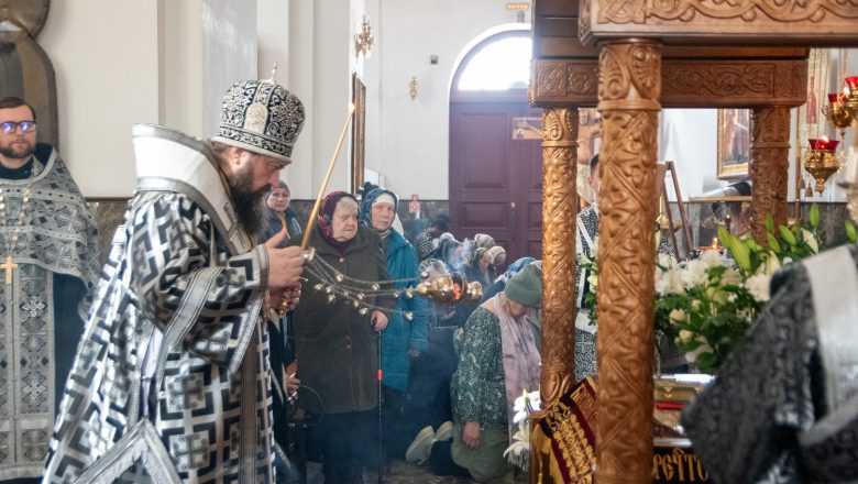 АРХИЕРЕЙ СОВЕРШИЛ ВЕЧЕРНЮ С ВЫНОСОМ ПЛАЩАНИЦЫ И УТРЕНЮ С ЧИНОМ ПОГРЕБЕНИЯ ГОСПОДА НАШЕГО ИИСУСА ХРИСТА