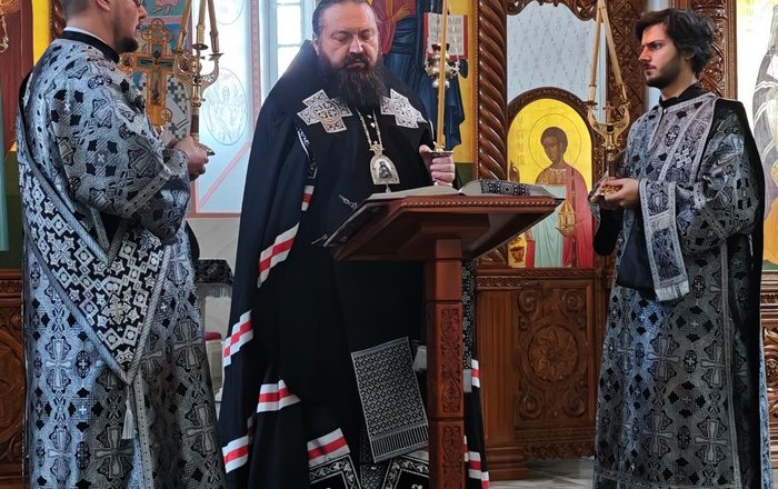 В КАНУН ВЕЛИКОЙ СРЕДЫ ЕПИСКОП АМВРОСИЙ МОЛИЛСЯ ЗА ВЕЧЕРНИМ УСТАВНЫМ БОГОСЛУЖЕНИЕМ