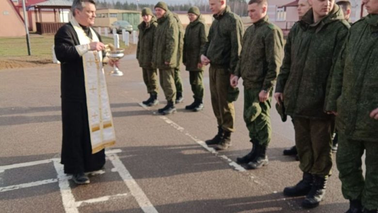 ОСВЯЩЕНИЕ ПАСХАЛЬНЫХ ПРИНОШЕНИЙ С ВОЕННОСЛУЖАЩИМИ