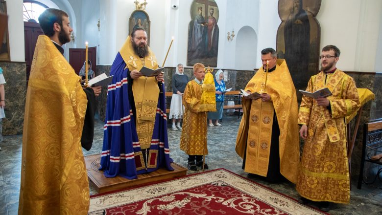 ЕПИСКОП АМВРОСИЙ СОВЕРШИЛ ВЕЧЕРНЕЕ БОГОСЛУЖЕНИЕ С ЧТЕНИЕМ АКАФИСТА ПРЕСВЯТОЙ БОГОРОДИЦЕ