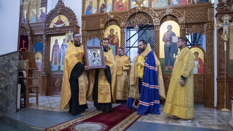 АРХИЕРЕЙ СОВЕРШИЛ ВЕЧЕРНЕЕ БОГОСЛУЖЕНИЕ С ЧТЕНИЕМ АКАФИСТА ПРЕСВЯТОЙ БОГОРОДИЦЕ