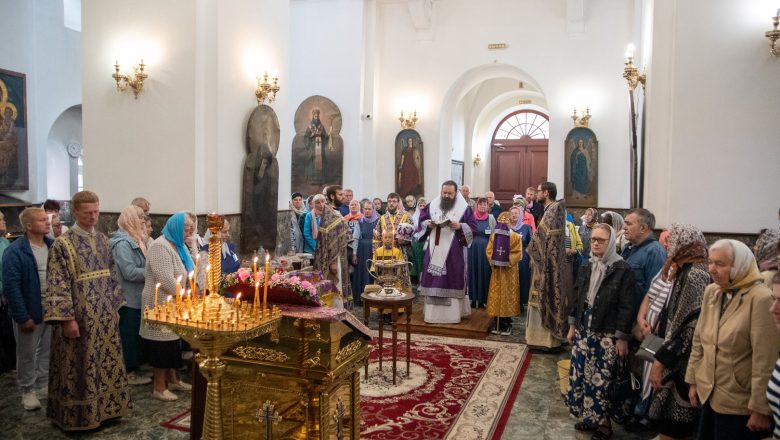 В ДЕНЬ ПРОИСХОЖДЕНИЯ (ИЗНЕСЕНИЯ) ЧЕСТНЫХ ДРЕВ ЖИВОТВОРЯЩЕГО КРЕСТА ГОСПОДНЯ ЕПИСКОП АМВРОСИЙ СОВЕРШИЛ ЛИТУРГИЮ В КАФЕДРАЛЬНОМ СОБОРЕ