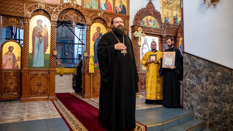 В КАНУН ПРЕДПРАЗДНСТВА РОЖДЕСТВА ПРЕСВЯТОЙ БОГОРОДИЦЫ ЕПИСКОП АМВРОСИЙ МОЛИЛСЯ В КАФЕДРАЛЬНОМ СОБОРЕ