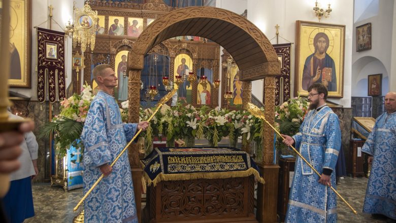 В КАНУН УСПЕНИЯ ПРЕСВЯТОЙ БОГОРОДИЦЫ ЕПИСКОП АМВРОСИЙ СОВЕРШИЛ ВСЕНОЩНОЕ БДЕНИЕ В КАФЕДРАЛЬНОМ СОБОРЕ