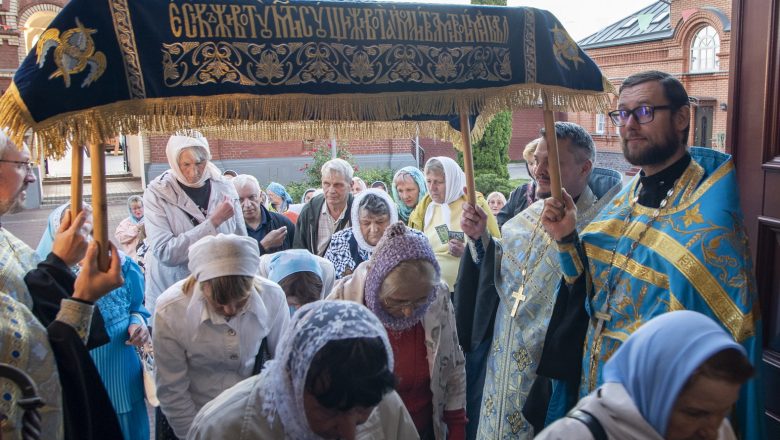 АРХИЕРЕЙ СОВЕРШИЛ ВСЕНОЩНОЕ БДЕНИЕ С ЧИНОМ ПОГРЕБЕНИЯ ПРЕСВЯТОЙ БОГОРОДИЦЫ