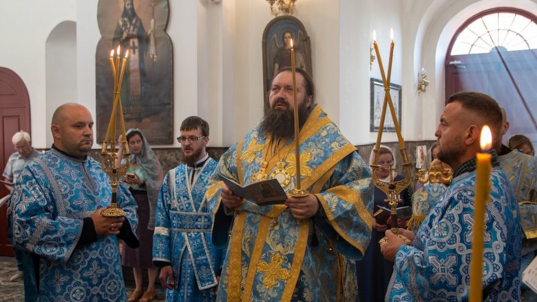 В КАНУН ДНЯ ПОЧИТАНИЯ СМОЛЕНСКОЙ ИКОНЫ БОЖИЕЙ МАТЕРИ, ИМЕНУЕМОЙ «ОДИГИТРИЯ», ЕПИСКОП АМВРОСИЙ СОВЕРШИЛ ВСЕНОЩНОЕ БДЕНИЕ С ЧТЕНИЕМ АКАФИСТА ПРЕСВЯТОЙ БОГОРОДИЦЕ