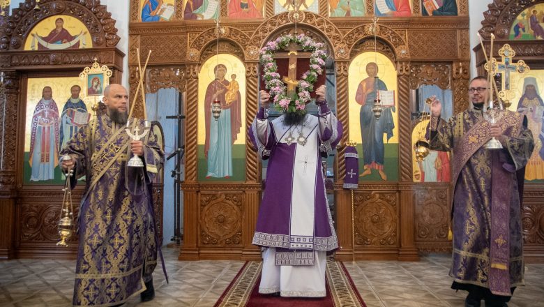В КАНУН ПРАЗДНИКА ИЗНЕСЕНИЯ ЖИВОТВОРЯЩЕГО КРЕСТА ГОСПОДНЯ ЕПИСКОП АМВРОСИЙ ВОЗГЛАВИЛ ВЕЧЕРНЕЕ БОГОСЛУЖЕНИЕ В КАФЕДРАЛЬНОМ СОБОРЕ