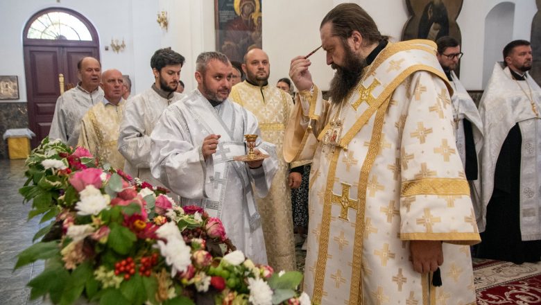 В КАНУН НЕДЕЛИ 12-Й ПО ПЯТИДЕСЯТНИЦЕ АРХИЕРЕЙ СОВЕРШИЛ ВСЕНОЩНОЕ БДЕНИЕ В КАФЕДРАЛЬНОМ СОБОРЕ