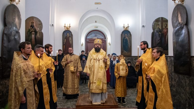 В КАНУН НЕДЕЛИ 19-Й ПО ПЯТИДЕСЯТНИЦЕ АРХИЕРЕЙ СОВЕРШИЛ ВСЕНОЩНОЕ БДЕНИЕ В КАФЕДРАЛЬНОМ СОБОРЕ