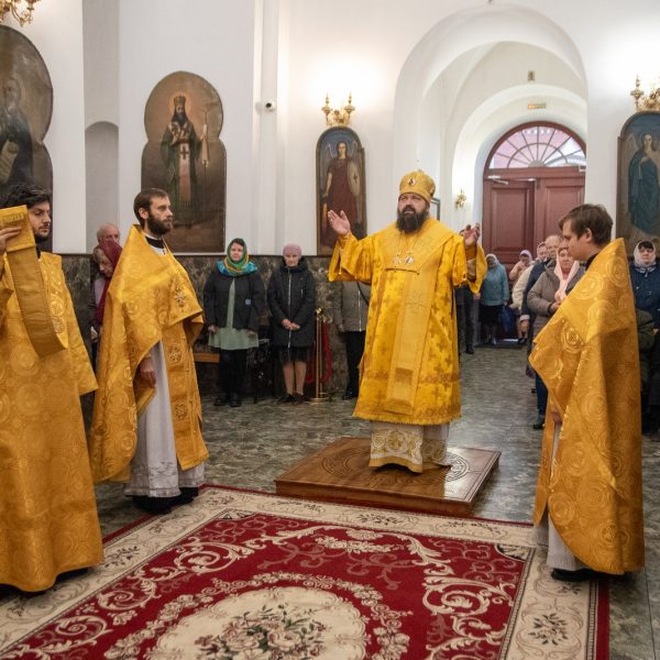 В НЕДЕЛЮ 20-Ю ПО ПЯТИДЕСЯТНИЦЕ ЕПИСКОП АМВРОСИЙ СОВЕРШИЛ ЛИТУРГИЮ