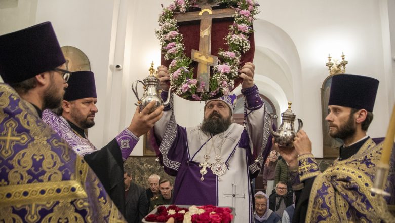 В КАНУН ПРАЗДНИКА ВОЗДВИЖЕНИЯ КРЕСТА ГОСПОДНЯ ЕПИСКОП АМВРОСИЙ СОВЕРШИЛ ВСЕНОЩНОЕ БДЕНИЕ В КАФЕДРАЛЬНОМ СОБОРЕ БОРИСОВА