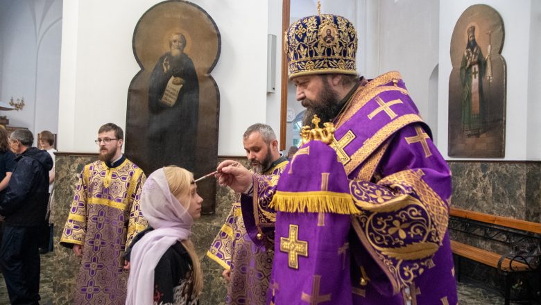 В КАНУН ОТДАНИЯ ПРАЗДНИКА ВОЗДВИЖЕНИЯ КРЕСТА ГОСПОДНЯ ЕПИСКОП АМВРОСИЙ СОВЕРШИЛ ВСЕНОЩНОЕ БДЕНИЕ В КАФЕДРАЛЬНОМ СОБОРЕ БОРИСОВА