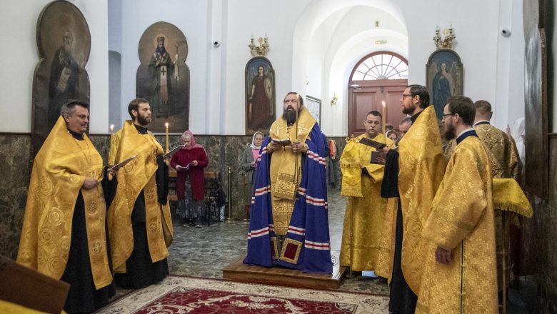 В ДЕНЬ ОТДАНИЯ ПРАЗДНИКА ВОЗДВИЖЕНИЯ КРЕСТА ГОСПОДНЯ АРХИЕРЕЙ СОВЕРШИЛ ВЕЧЕРНЕЕ БОГОСЛУЖЕНИЕ С ЧТЕНИЕМ АКАФИСТА ПРЕСВЯТОЙ БОГОРОДИЦЕ